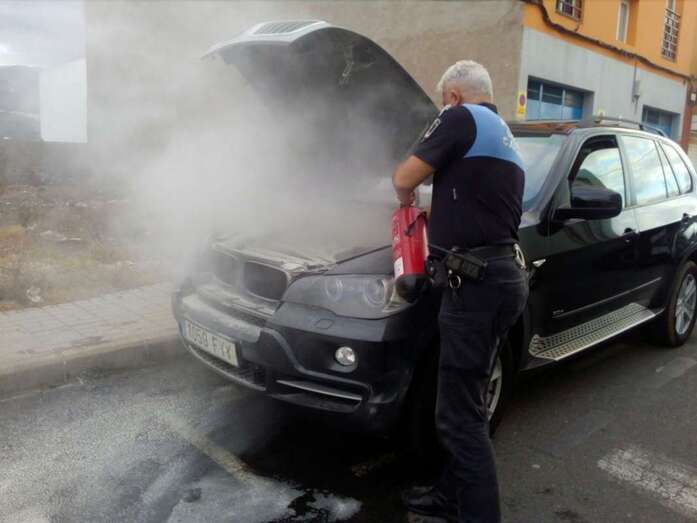 Policía Local sofoca un incendio en un vehículo (Foto TA)